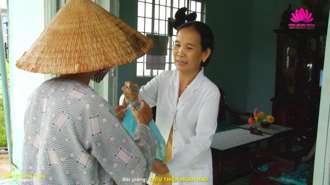 BỐ THÍ GIÚP NGƯỜI TRONG SỰ TÔN TRỌNG
