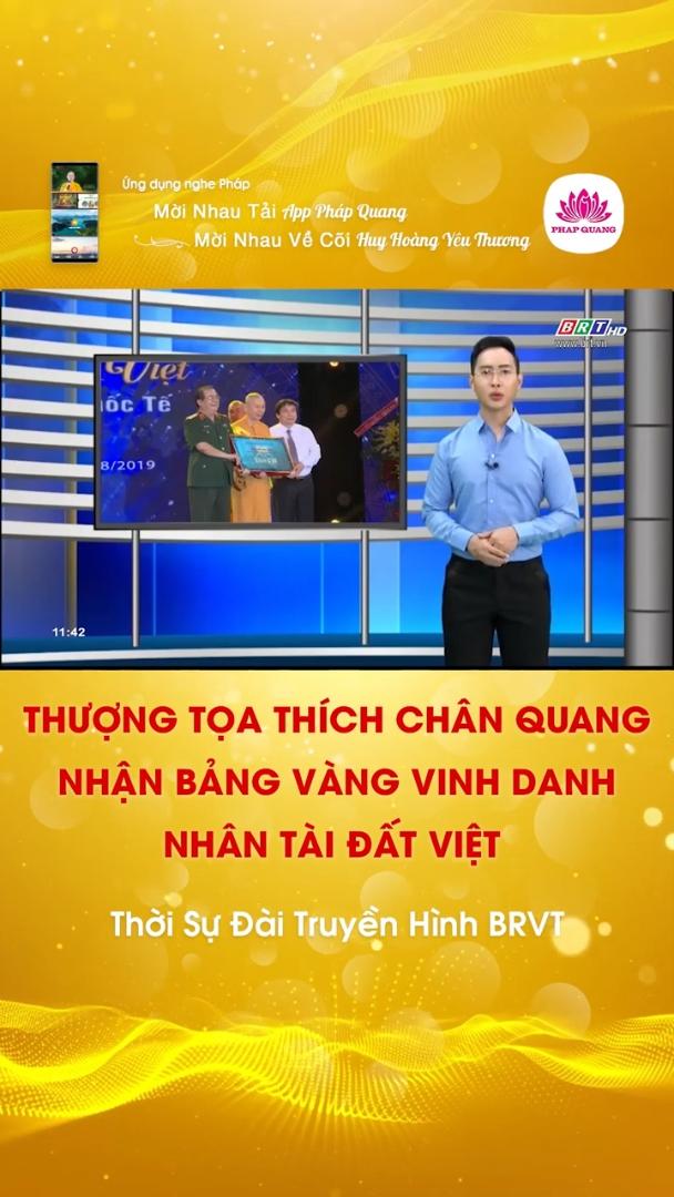 Thượng tọa Thích Chân Quang nhận bảng vàng vinh danh nhân tài đất Việt